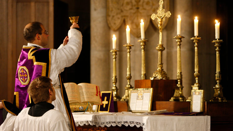 Prête célébrant la messe.
