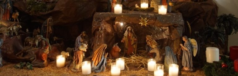 Photo d'une crèche illuminée de bougies
