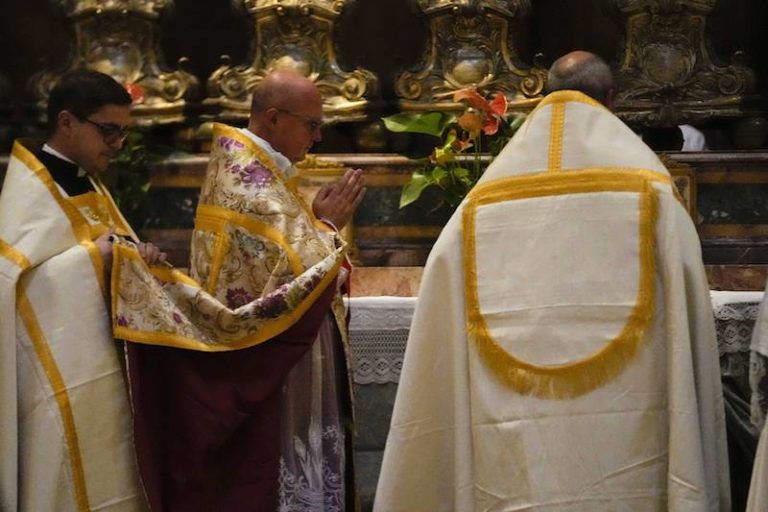 Des prêtres lors d'une messe tridentine