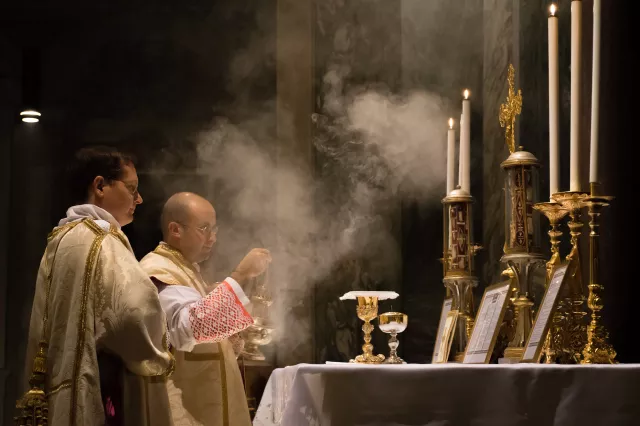 Encensement durant une messe tridentine